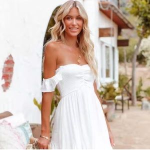 Aakaa white ruffle dress, new with tags, size medium